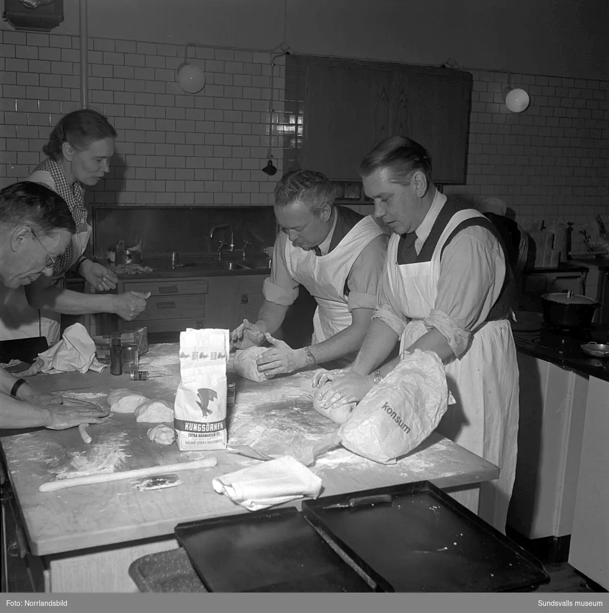 Ett gäng glada män på kurs i matlagning och bakning.