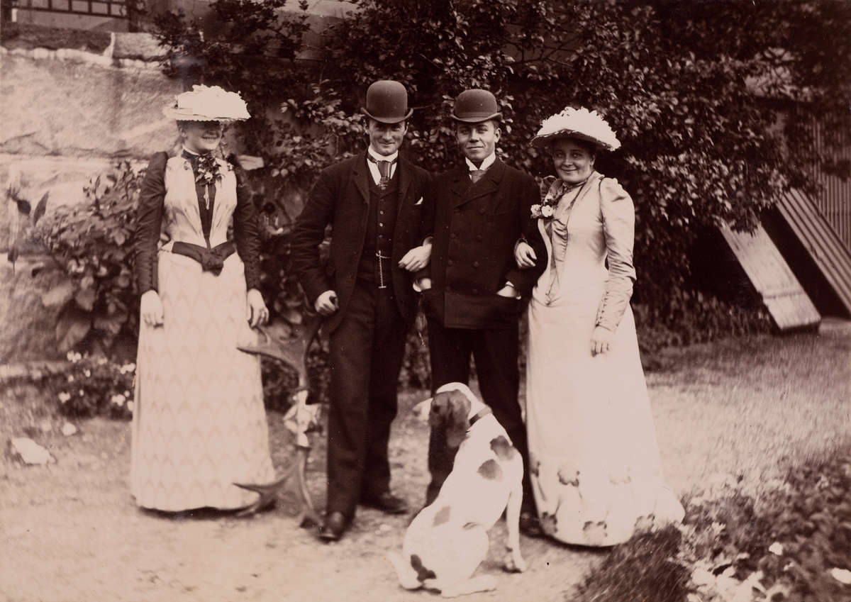 Gruppebilde, fra venstre: Louise Mathiesen, Axel Valentiner som holder et gevir, Christian Pierre Mathiesen og Elise Mathiesen. Foran dem en hund.
