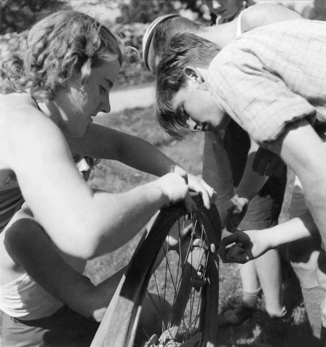 Ungdomar lagar ett cykeldäck med punktering.