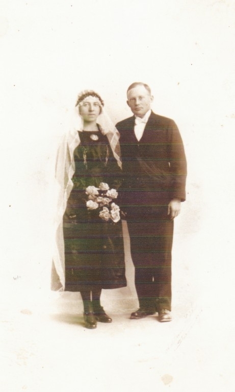 Brudebilde av Lotte Leonora Årdal Jakobsen (1897 - 1979) og Ole Jakobsen (1887 - 1960)