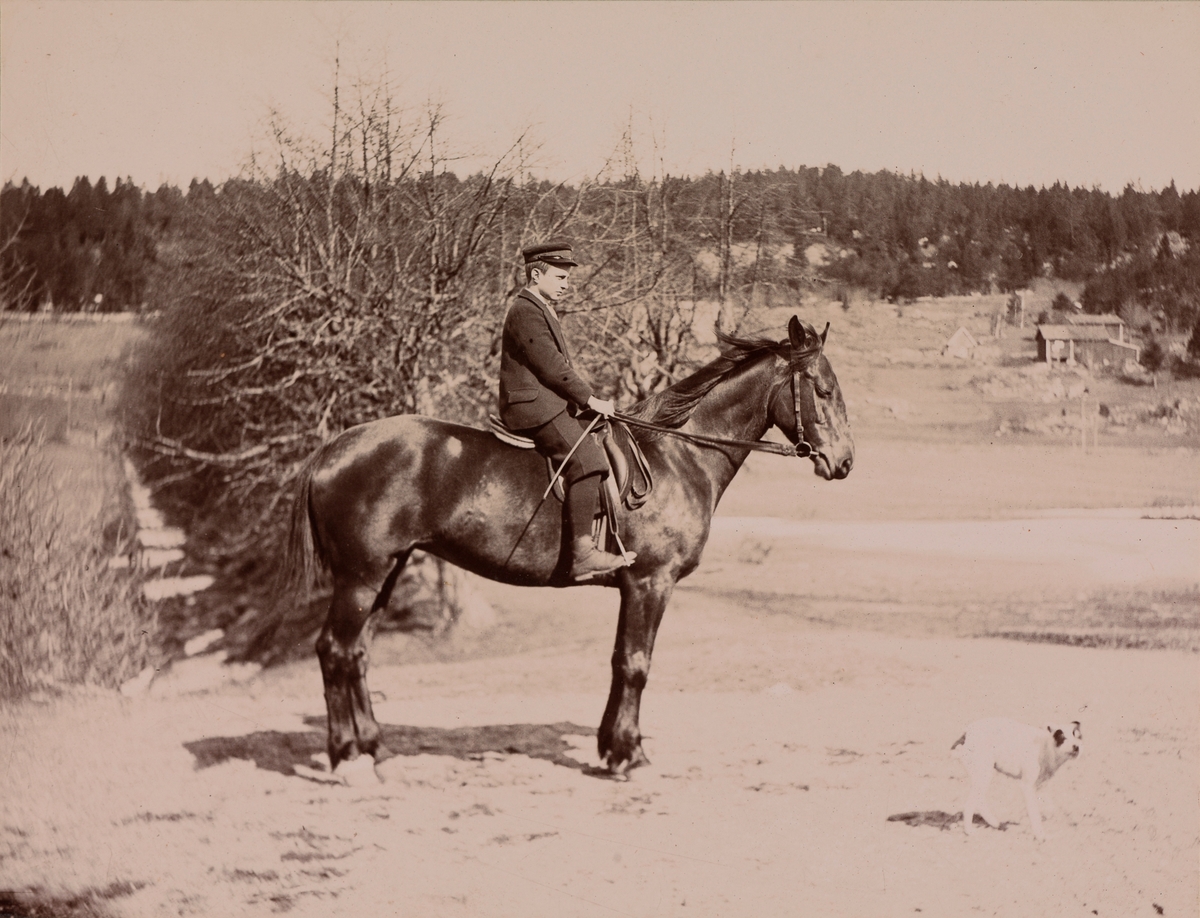 En uidentifisert ung mann til hest på Linderud Gård.