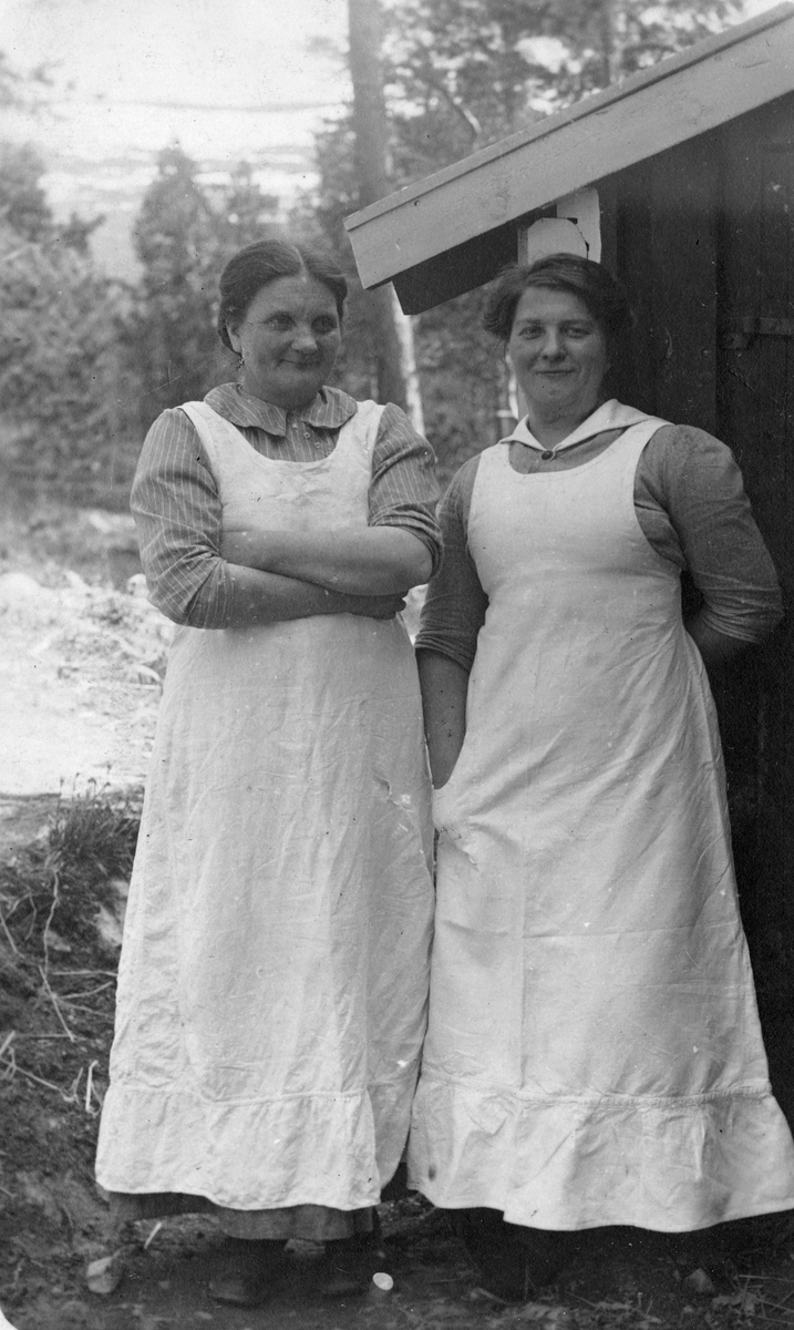 Dorthea Mjelde og Karen Sofie Monsen Mjelde. Bildet blei teke då dei i ein periode arbeidde på Bergensbanen som kokker.