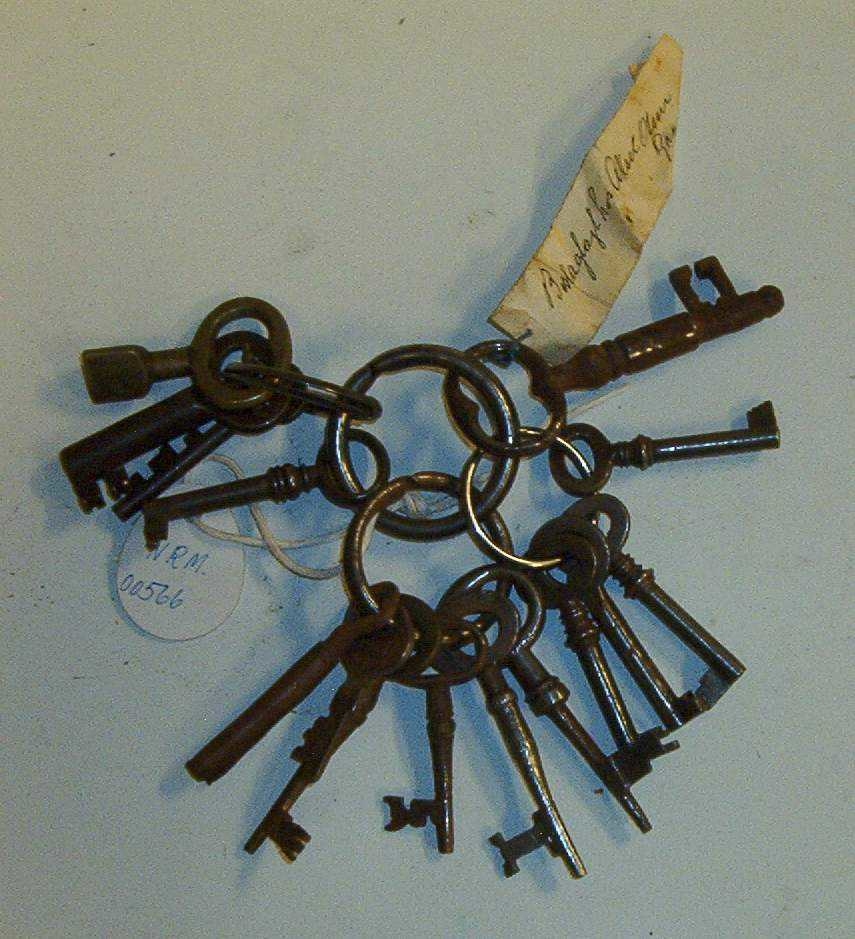 Nøkler i knippe beslaglagt hos Aksel Olsen Grande 19. mars 1931
4 ringer med:
6 nøkkler
4 nøkkler
2 nøkkler
3 nøkkler + ring av en nøkkel
