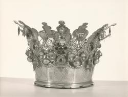 Eldre gjenstandsfotografi av ei brudekrone fra samlingene på