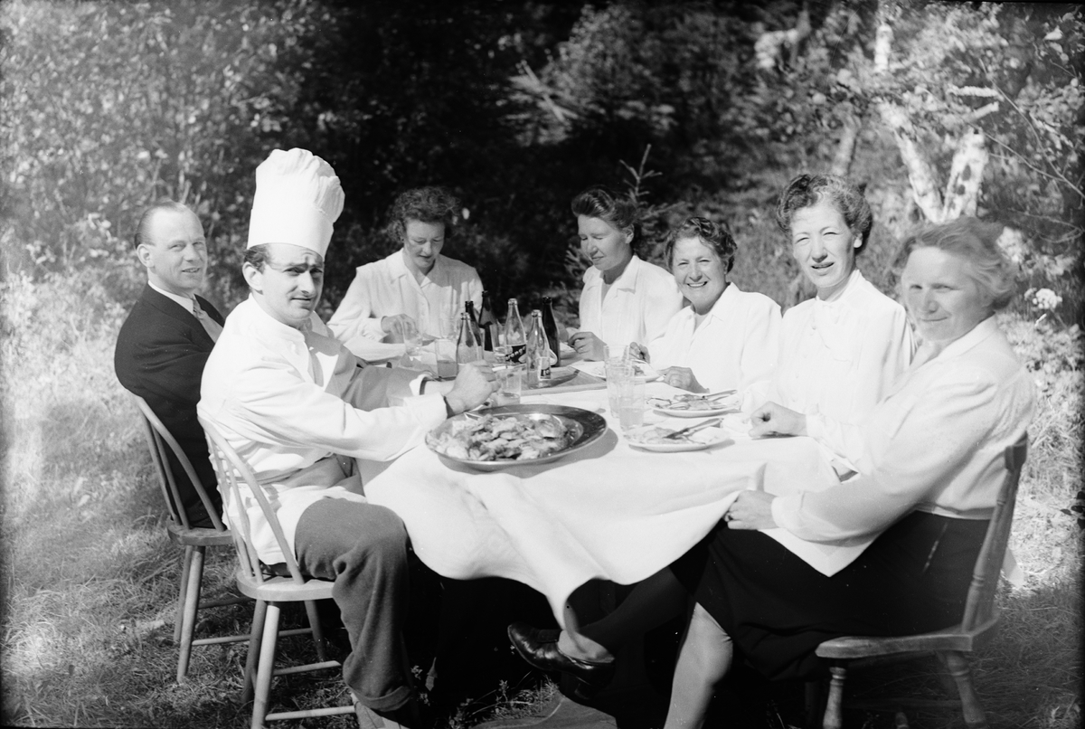 Män och kvinnor vid matbord, Korsbacken, Lagga socken, Uppland 1947