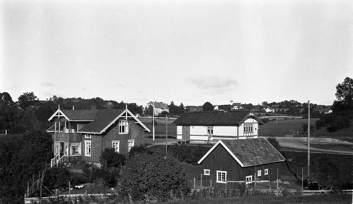 Området ved Kraby stasjon på Skreiabanen siste halvdel av 1920-tallet. To ganske like bilder, bare fra litt ulike vinkler. I bakgrunnen på bilde nr. 1 Rogneby Øvre (Toten Offentlige Skole), på bilde 2 gården Rogneby.