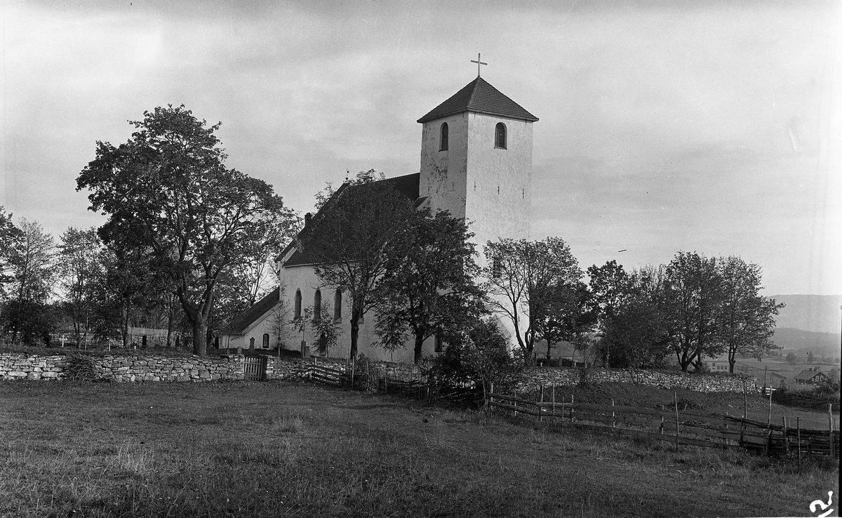 Hoff kirke i Østre Toten. Fem bilder hvorav tre er interiør-bilder, to av kirken utvendig. Trolig ca. 1925.