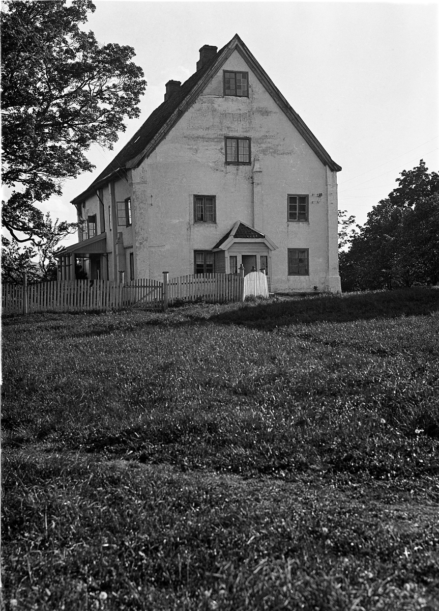 Den fredede hovedbygningen på gården Rognstad østre, Østre Toten. Tre nær identiske bilder.