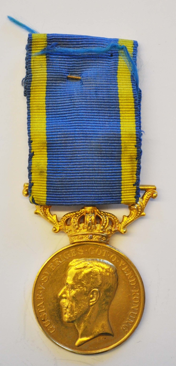 Medalj "För nit och redlighet i rikets tjänst" i blågult band, i sekundärt etui.