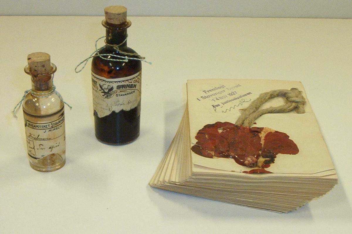 2 småflasker, 1 bordkalender. Bevis fremlagt i Stavanger byrett 1927.