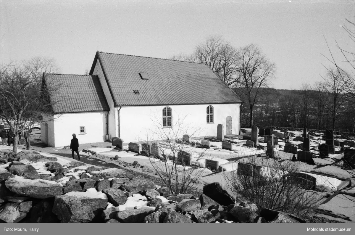 Kållereds kyrka, exteriör, år 1984.

Fotografi taget av Harry Moum, HUM, Mölndals-Posten, vecka 8, år 1984.