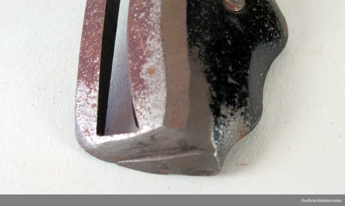 Skavhøvel der siste bruker har kuttet vekk det ene handtaket og dermed tilpasset høvelen til sitt bruk.
Høvelen er laget i jern, høvelstålet er festet med 1 skrue.