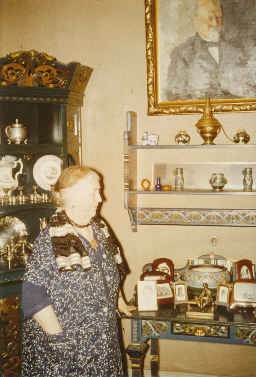 Kari Hovden i sitt hjem "Huglo" på Nordstrand i Oslo. Lysestakane er spesialtegna til rommet av Karl Straume.