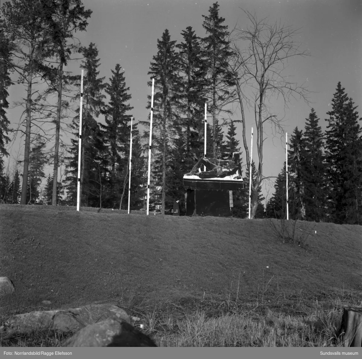 Bostadsområdet Norrliden är färdigbyggt och nu planeras offentlig utsmyckning i parken mellan husen. Byggmästare Anders Nisses donerade bronsskulpturen Mor och barn av konstnären Curt Thorsjö som kom på plats 1963.
