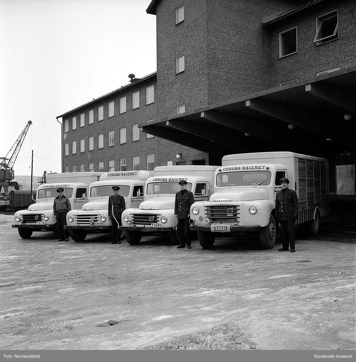 Coronabageriets brödbilar och chaufförer uppställda utanför bageriet vid Landsvägsallén.