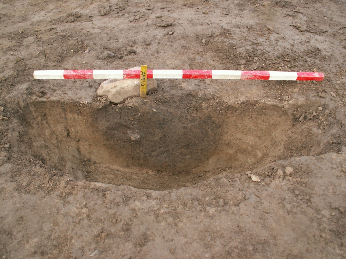 Arkeologisk slutundersökning, Raä 433, A4510 stolphål i hus 4, Fansta, Bälinge socken, Uppland, 2006