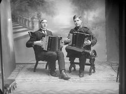 Sverre Lie & Theodor Pettersen med spil, 16.04.1914, to unge