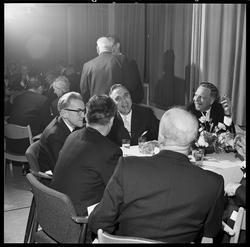 Jubilantfest for herrer. Fra kaffebordene.