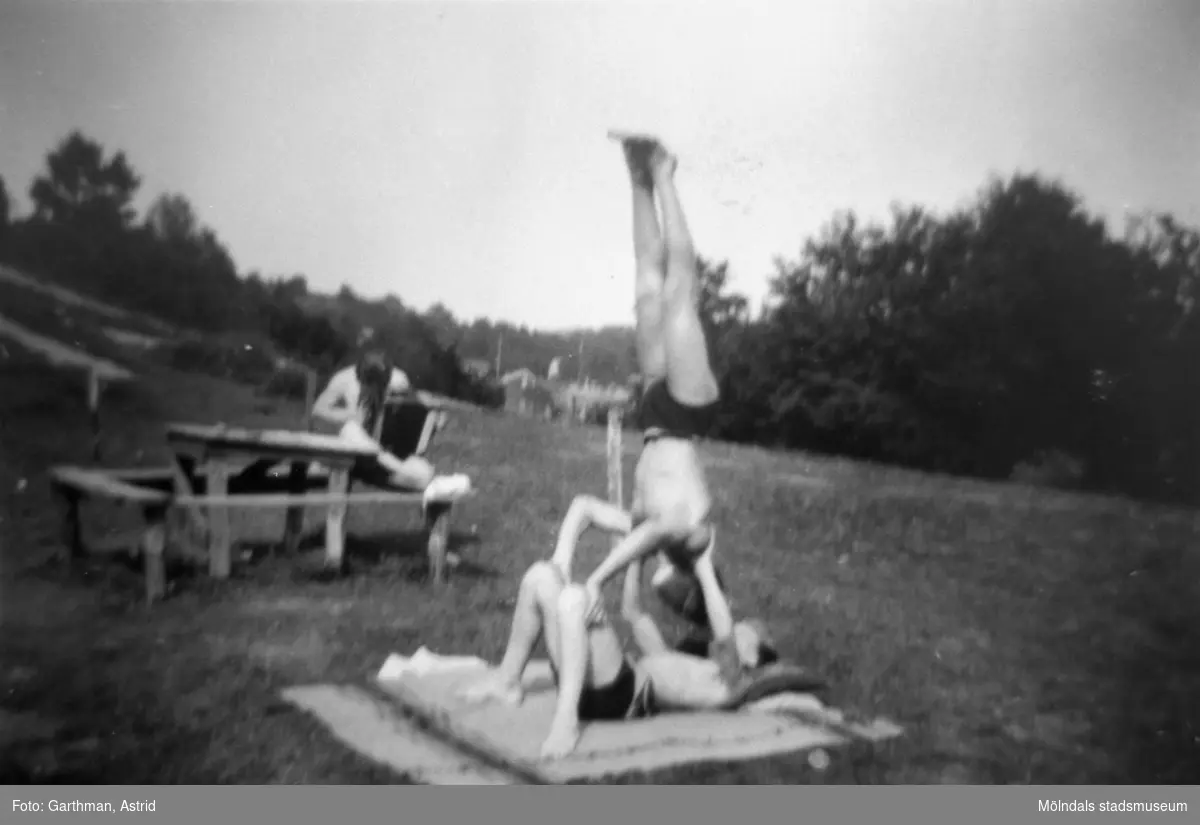 Tre män i solen (eventuellt vid sjön Lygnern) 1930- 40-tal. 
En av dem står på händer på man som ligger på rygg med uppböjda knän.
Okända.