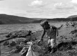 Gutt på Grimsrudstranda med seilbåt.