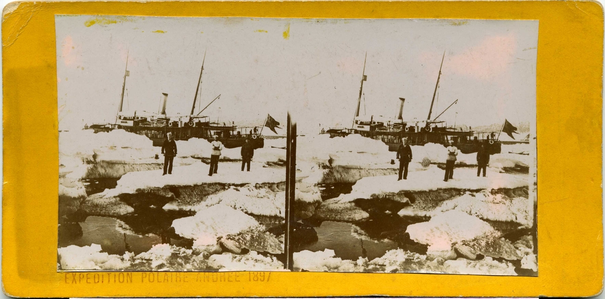 HMS Svensksund i isen vid Danskön 1897. Besättningmedlemmar i förgrunden, varav en troligen kocken. Stereobild.