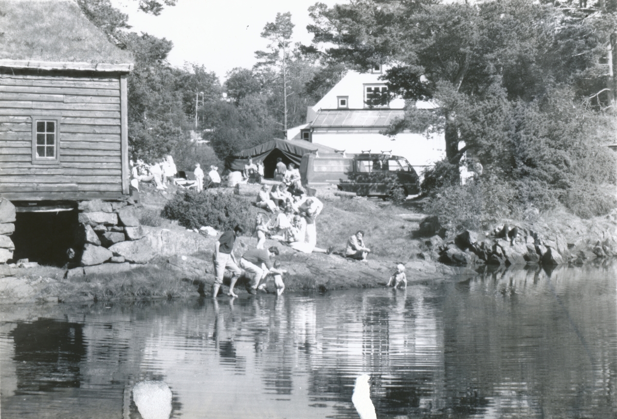 Bading og sommeridyll ved Dybhuset og Fjordmannsstova på Museumsdagen ved Sunnmøre Museum i 1991.
