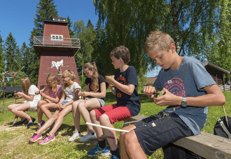Skolebarn spikker med kniv under Skog og vann 2014 (Foto/Photo)