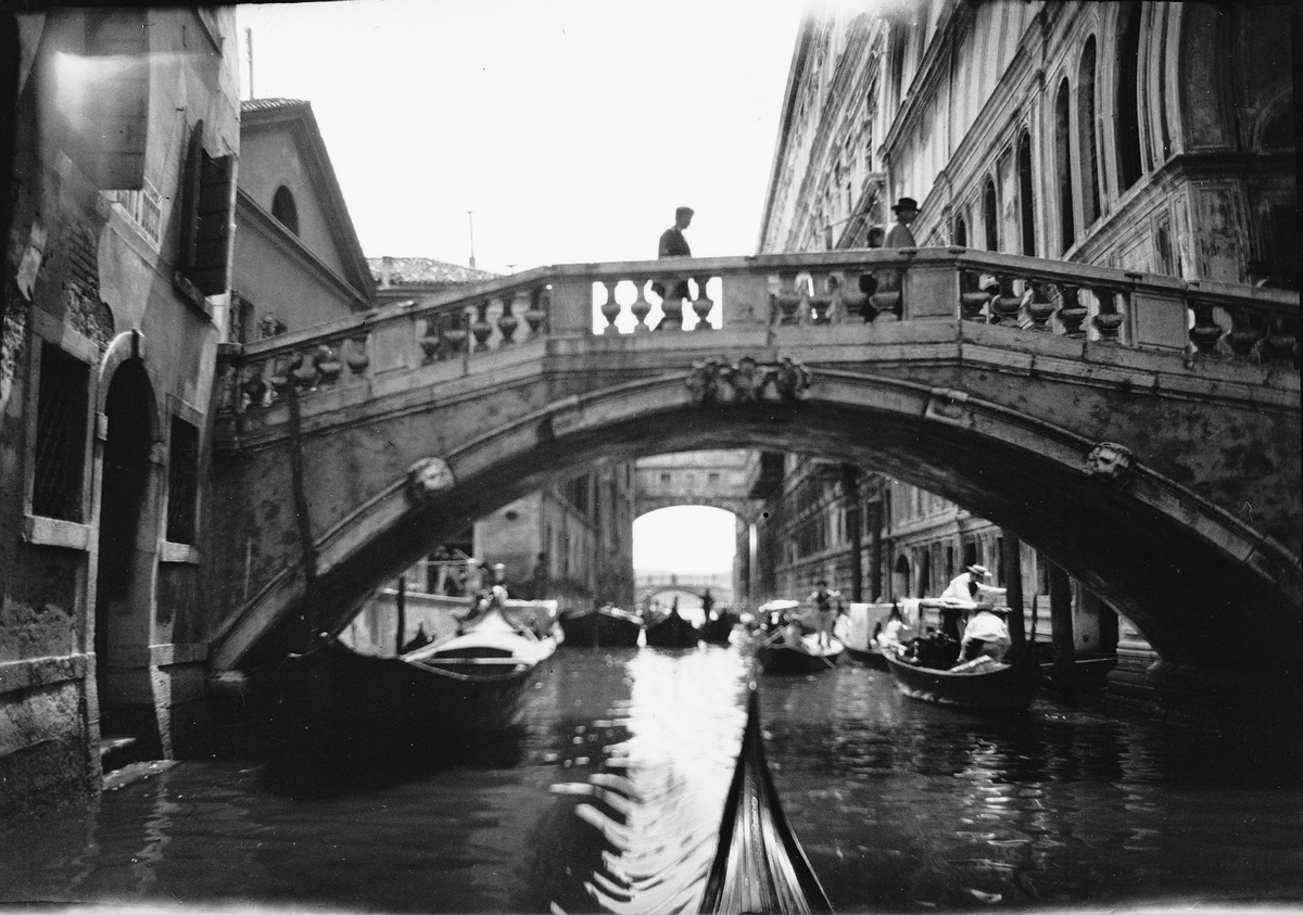 Drottning Victorias bilder. Bro över kanal i Venedig.