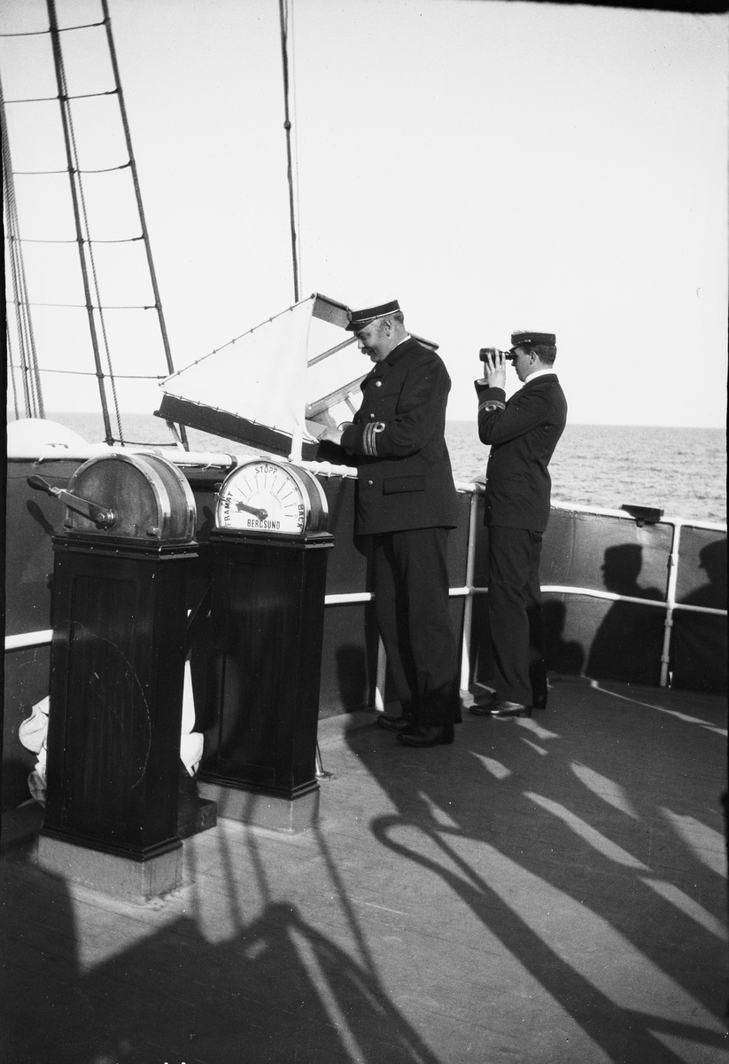 Drottning Victorias bilder. Två utav besättningen på båten ombord på HMS Drott.