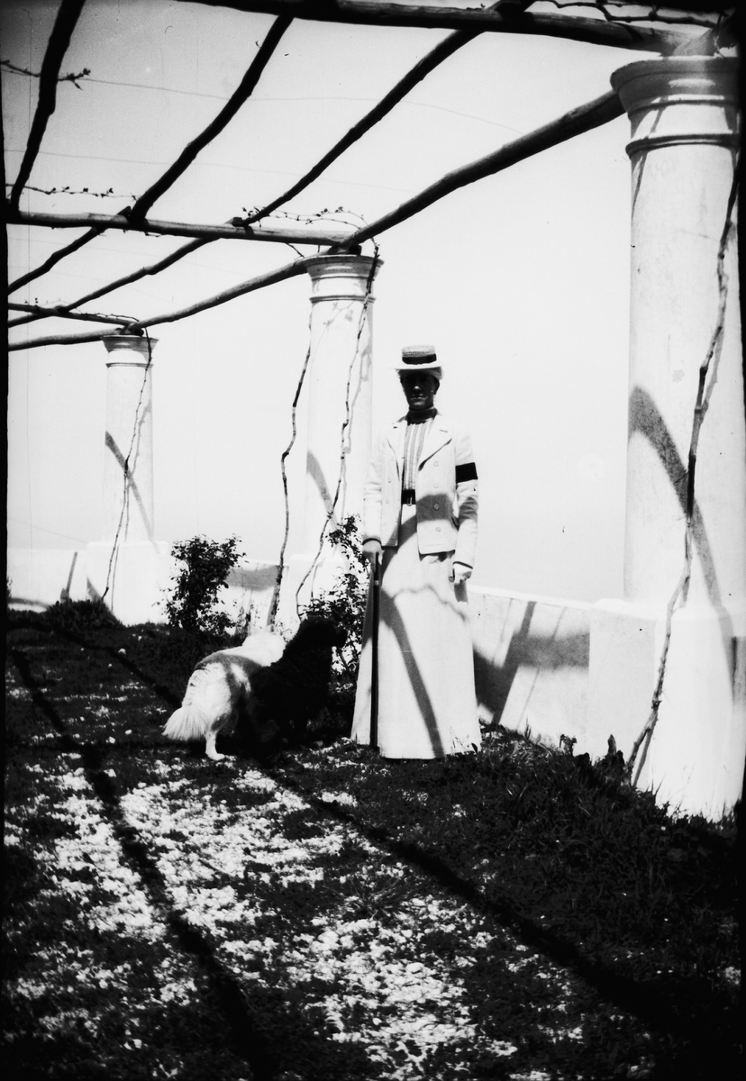 Drottning Victorias bilder. Drottning Victoria med två av sina hundar. Villa San Michele, Capri.