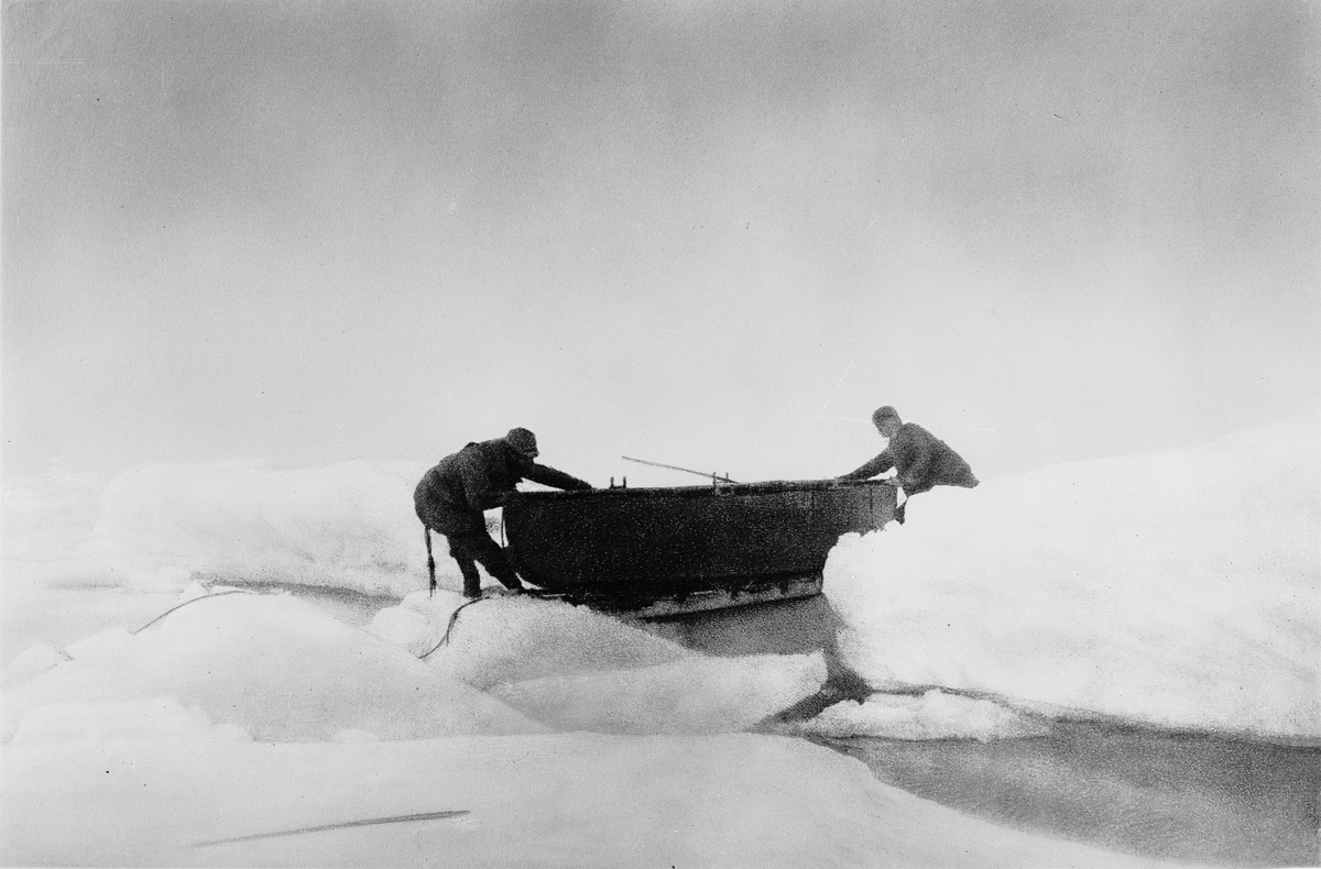 Fraenkels kälke drages fram med båten mellan isblocken. Till höger Andrée, till vänster Fraenkel. Framtagning av bilderna gjordes av docent John Hertzberg år 1930 på Fotografi, Tekniska Högskolan.