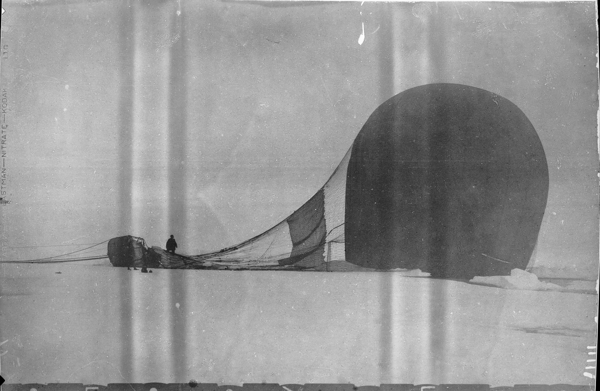 "Örnen", straxt efter landningen på isen. Framtagning av bilderna gjordes av docent John Hertzberg år 1930 på Fotografi, Tekniska Högskolan.