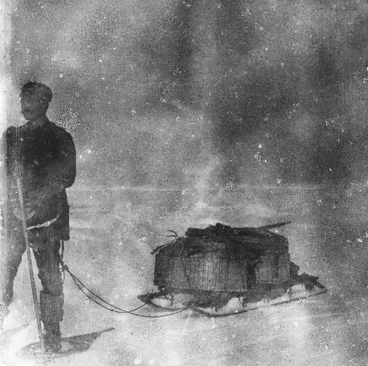 Nils Strindberg med lastad kälke under isvandandringen. Detta är enda tillfället då snöskorna syns i bruk. Framtagning av bilderna gjordes av docent John Hertzberg år 1930 på Fotografi, Tekniska Högskolan.