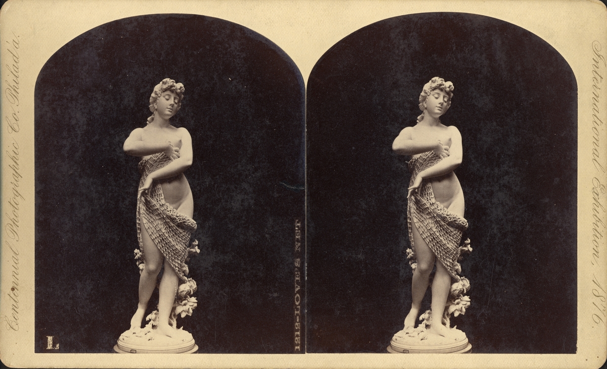 Stereobild av staty/ skulptur "Lovers Net", föreställande naken kvinna insvept i nät.
Centennial International Exhibition 1876.