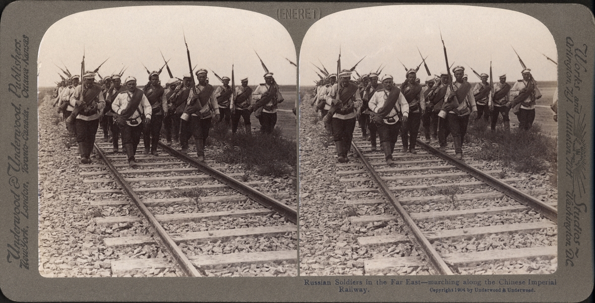 Stereobild av ryska soldater, marscherande på Chinese Imperial Railway i fjärran Östern