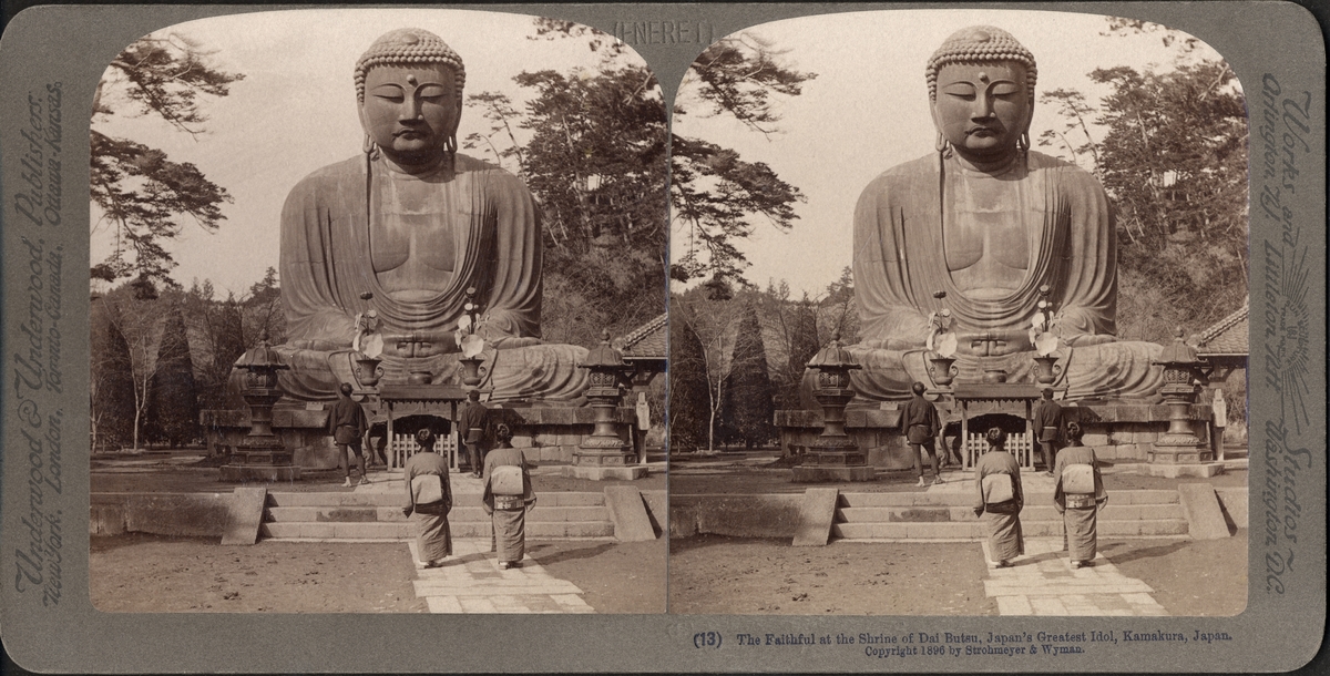 Stereobild av troende framför statyn Dai Butsu (jättebuddha), i Kamakura.