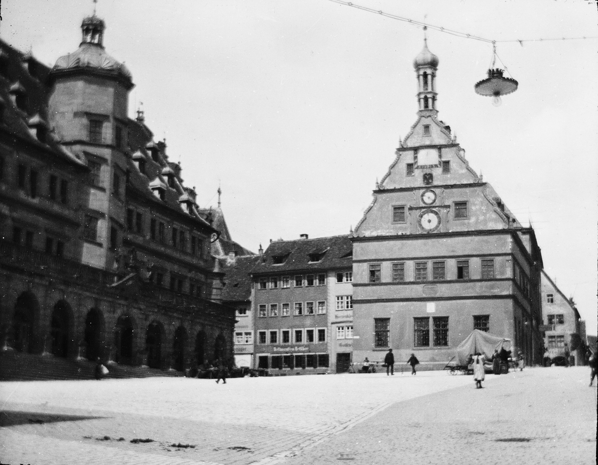 Skioptikonbild med motiv av torget i Rothenburg, bredvid rådhuset.
Bilden har förvarats i kartong märkt: Rothenburg II. 1901.
