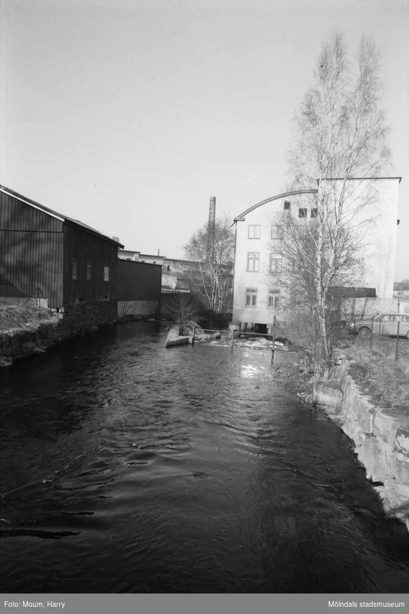 Utsikt från Rackarebron ned över Mölndalsfallen, år 1984. Till vänster ses ett gammalt magasin från 1800-talet och till höger gaveln till "Strumpan", Kvarnbygatan 10-14.

Fotografi taget av Harry Moum, HUM, Mölndals-Posten, vecka 12, år 1984.