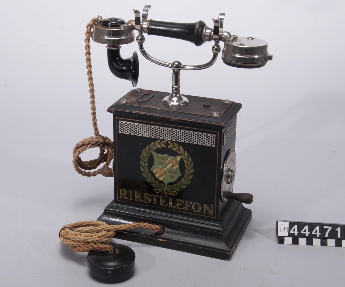 Telefonapparat, bordsmodell med stora riksvapnet på. För lokalbatteri. Märkt: Rikstelefon