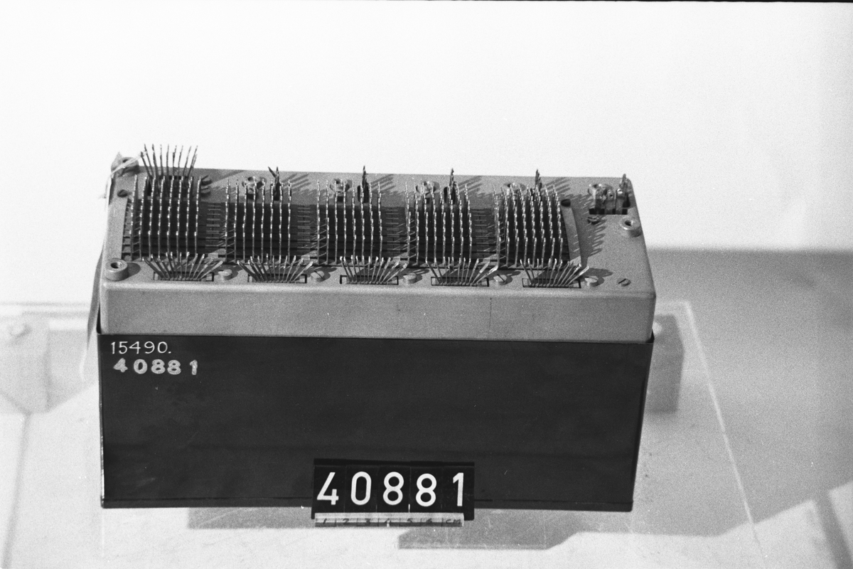 Koordinatväljare med rörliga kontakter fästade vid en motordriven stång. Patent 106801, år 1939.