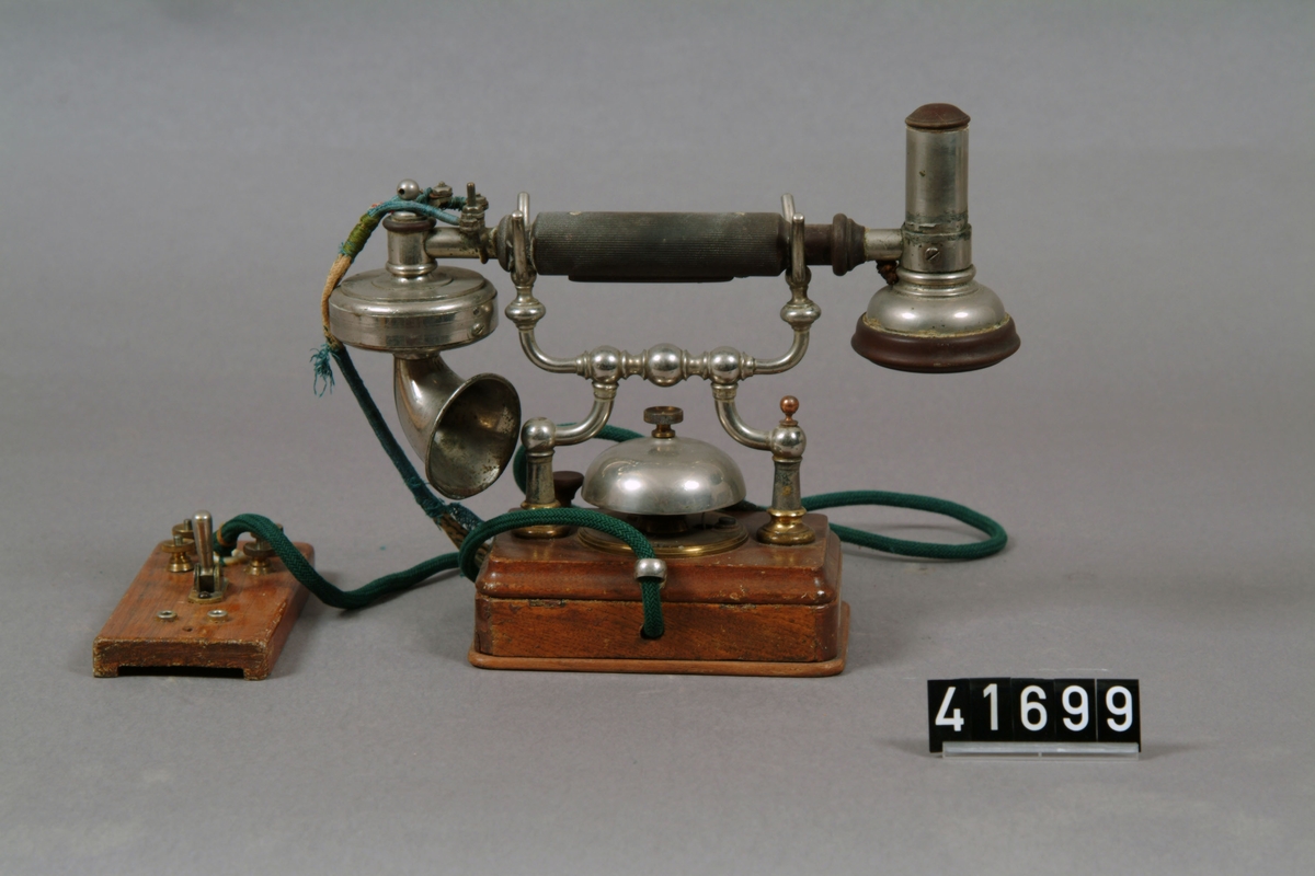 Bordtelefon med galvanisk signal för själväljarväxel. Mikrotelefonväxel med lokalbatteri. Mikrotelefonen av 1888 års modell.