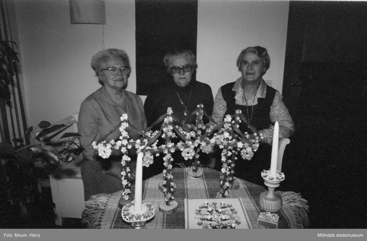 Lindome förstamajblommekommitté, år 1984.

Fotografi taget av Harry Moum, HUM, Mölndals-Posten, vecka 14, år 1984.
