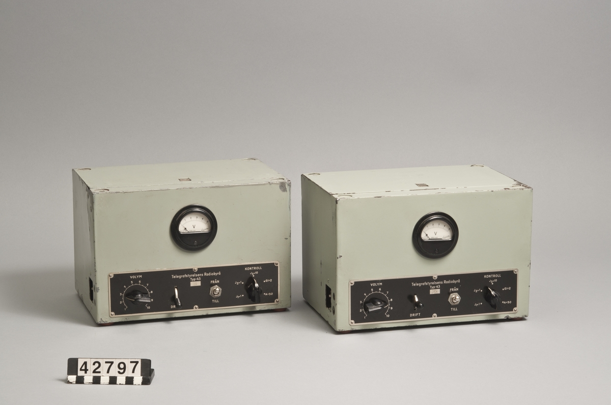 Två st. tre rörs batteridrivna mikrofonförstärkare av telegrafverkets typ 43, i transportlåda.