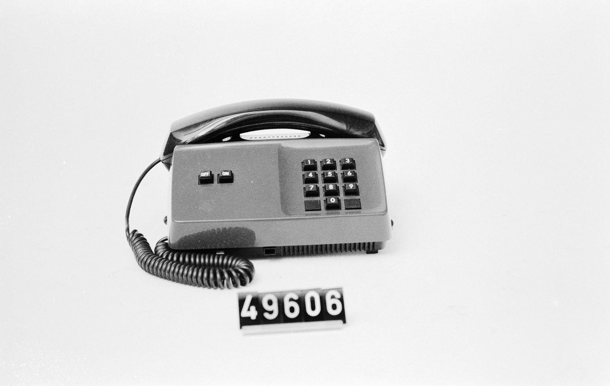 Telefonapparat, högtalande Diavox, för AT-system, huvudapparat, anknytningsapparat till abonnentväxel och sidoapparat, tillverkad år 1984. Kombinerad låg- och högtalande bordapparat av plast med grön kåpa och svart mikrotelefon, knappsats med tio knappar för impulsval, elektretmikrofon och elektronisk talkrets med automatisk dämpningskompensering. Vid högtalande funktion används högtalare och mikrofon inbyggda i apparaten med automatisk växling mellan talriktningarna. Till- och frånkoppling av högtalaren görs med knappar på fronten märkta ON och OFF. Vidare finns volymkontroll för reglering av högtalarens ljudstyrka och sekretessknapp för bortkoppling av den inbyggda mikrofonen vid högtalande samtal. Telefonen har i stället för ringklocka en högohmig surr som inte är reglerbar.