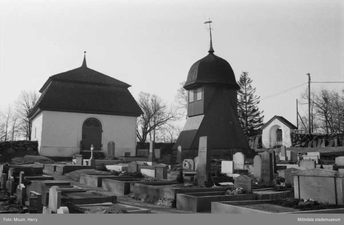 Kållereds kyrka, exteriör, år 1984.

Fotografi taget av Harry Moum, HUM, Mölndals-Posten, vecka 13, år 1984.