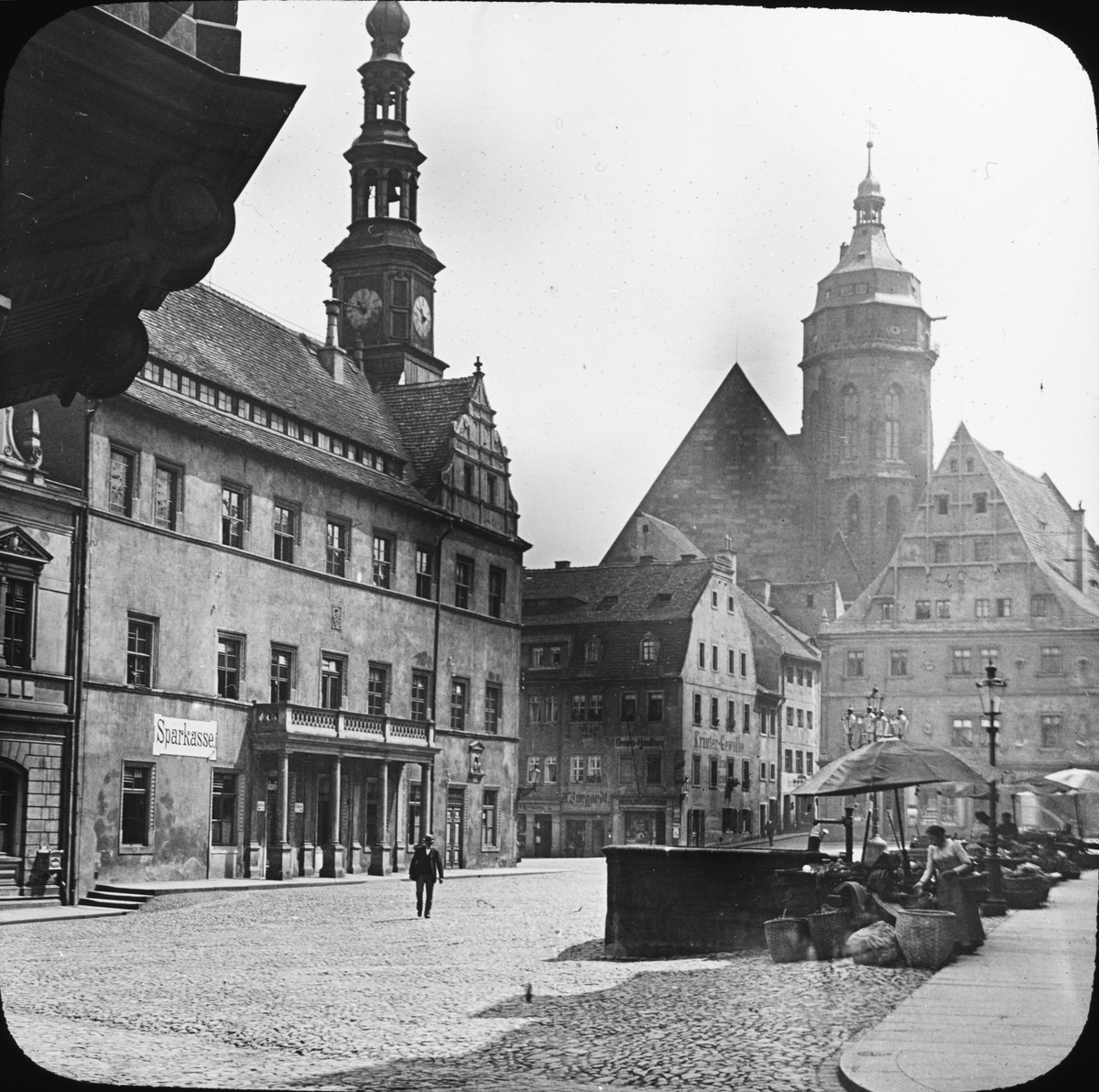 Skioptikonbild med motiv från Pirna med  Marienkirche i bakgrunden.
Bilden har förvarats i kartong märkt: ?