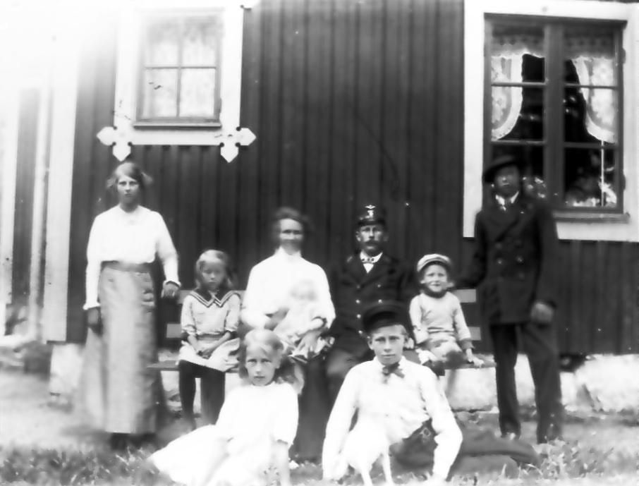 Banvaktstuga nr 80 som låg mellan Välan och Källeryd intill Ramla mosse. HUset inköpte som flyttades till Alphem på 1940-talet. Banvakt Hjalmar Blomgren, frun Hulda, barnen Asta, Bertil, Ester, Göta, Allan och Hilding.