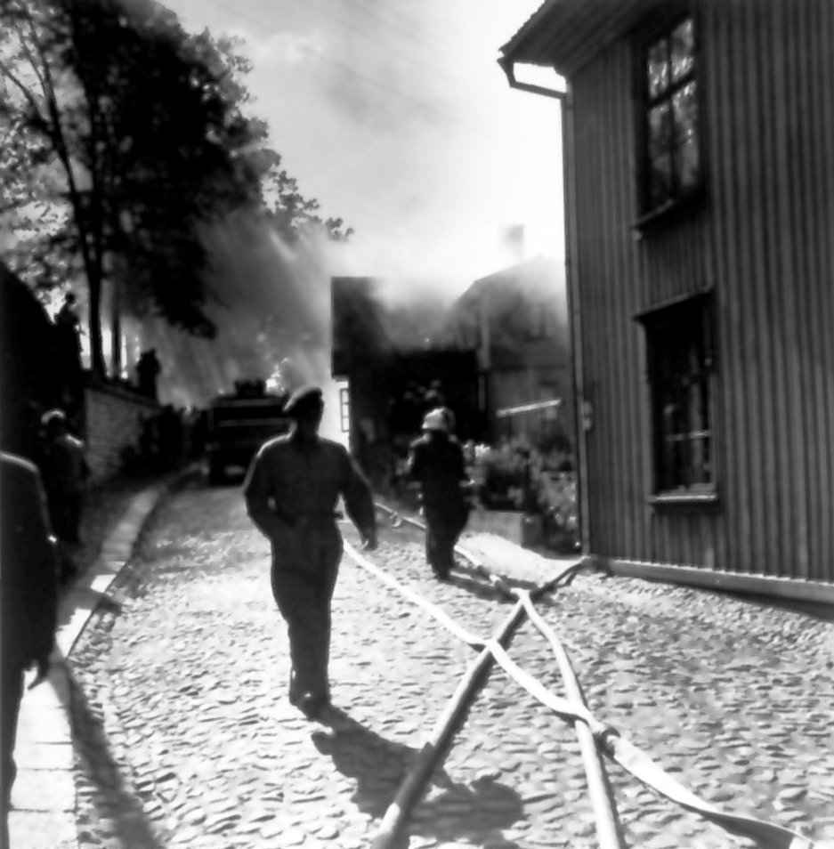 "Elden är lös vid Prästgårdsgatan". Från utställningen "Falköping i bild" 1952.