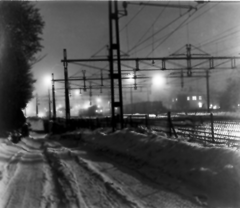 "Bangården en vinterkväll". Från utställningen "Falköping i bild" 1952.