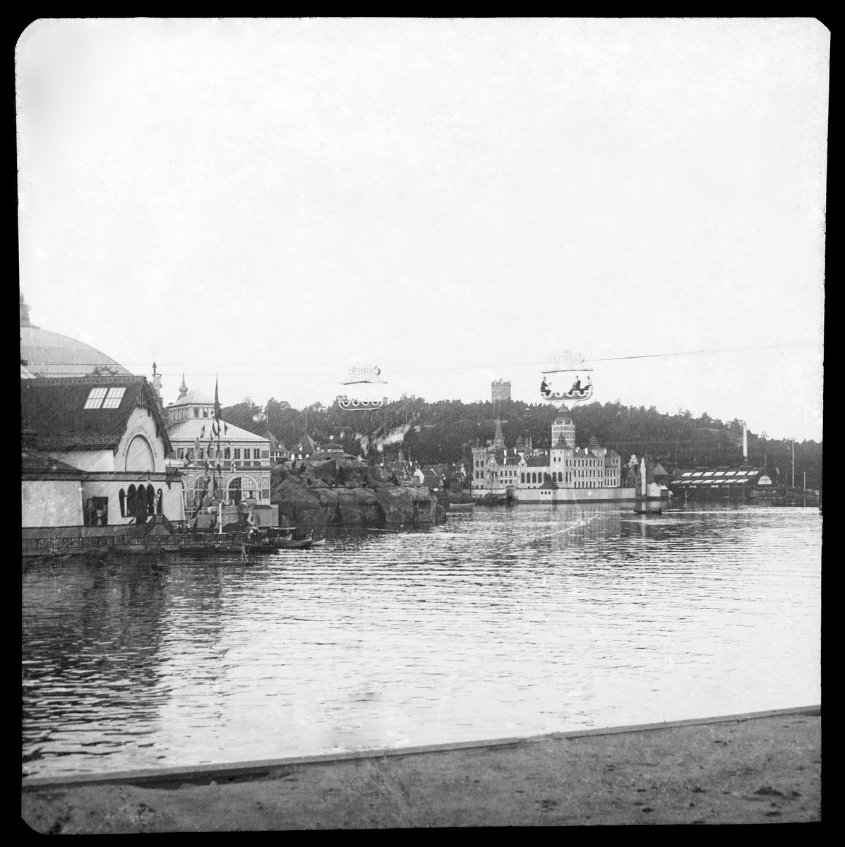 Skioptikonbild med motiv från Allmänna Konst- och Industriutställningen i Stockholm 1897. Linbanan.